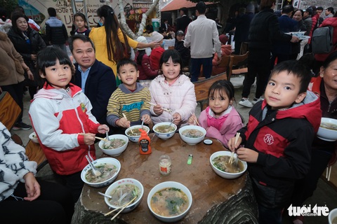 1.000 tô phở chiêu đãi người dân trước đình làng phở Vân Cù - Ảnh 3. 1.000 tô phở chiêu đãi người dân trước đình làng phở Vân Cù - Ảnh 3.