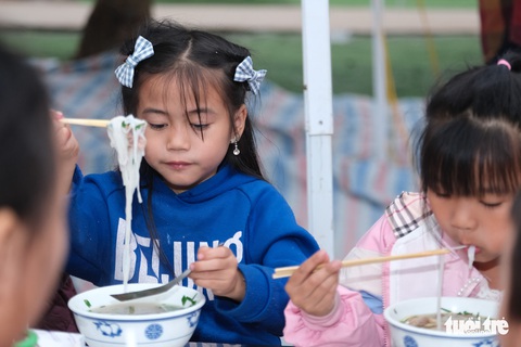 1.000 tô phở chiêu đãi người dân trước đình làng phở Vân Cù - Ảnh 5. 1.000 tô phở chiêu đãi người dân trước đình làng phở Vân Cù - Ảnh 5.