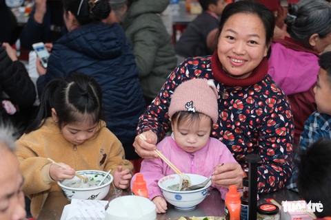 1.000 tô phở chiêu đãi người dân trước đình làng phở Vân Cù - Ảnh 1. 1.000 tô phở chiêu đãi người dân trước đình làng phở Vân Cù - Ảnh 1.