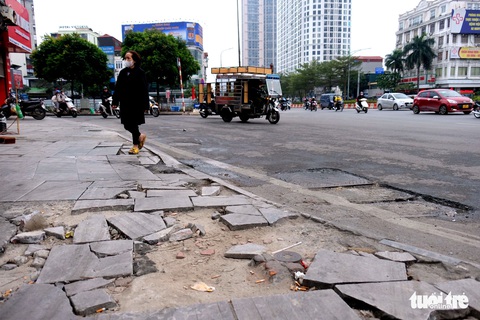Vì sao vỉa hè đá bền 70 năm nhưng sớm hỏng? - Ảnh 1. Vì sao vỉa hè đá bền 70 năm nhưng sớm hỏng? - Ảnh 1.
