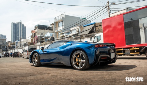 Nguyễn Quốc Cường lái Ferrari SF90 Spider giá hơn 40 tỉ đồng đi đăng ký biển số - Ảnh 4. Nguyễn Quốc Cường lái Ferrari SF90 Spider giá hơn 40 tỉ đồng đi đăng ký biển số - Ảnh 4.