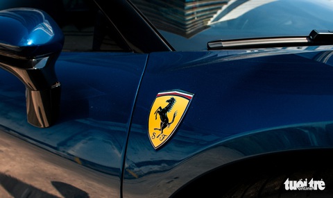 Nguyễn Quốc Cường lái Ferrari SF90 Spider giá hơn 40 tỉ đồng đi đăng ký biển số - Ảnh 7. Nguyễn Quốc Cường lái Ferrari SF90 Spider giá hơn 40 tỉ đồng đi đăng ký biển số - Ảnh 7.