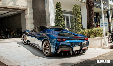 Nguyễn Quốc Cường lái Ferrari SF90 Spider giá hơn 40 tỉ đồng đi đăng ký biển số - Ảnh 6. Nguyễn Quốc Cường lái Ferrari SF90 Spider giá hơn 40 tỉ đồng đi đăng ký biển số - Ảnh 6.