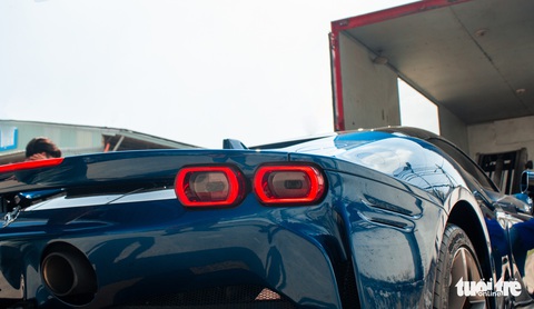 Nguyễn Quốc Cường lái Ferrari SF90 Spider giá hơn 40 tỉ đồng đi đăng ký biển số - Ảnh 9. Nguyễn Quốc Cường lái Ferrari SF90 Spider giá hơn 40 tỉ đồng đi đăng ký biển số - Ảnh 9.
