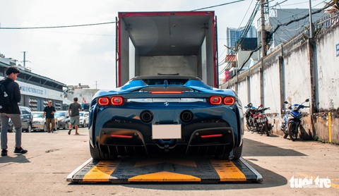 Nguyễn Quốc Cường lái Ferrari SF90 Spider giá hơn 40 tỉ đồng đi đăng ký biển số - Ảnh 8. Nguyễn Quốc Cường lái Ferrari SF90 Spider giá hơn 40 tỉ đồng đi đăng ký biển số - Ảnh 8.