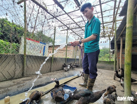 Tiếp sức đến trường: Chở tương lai con trên xe hàng rong của mẹ - Ảnh 4. Tiếp sức đến trường: Chở tương lai con trên xe hàng rong của mẹ - Ảnh 4.