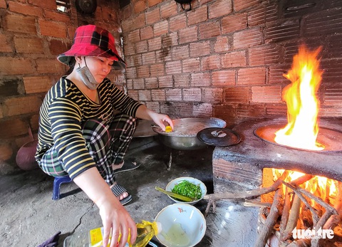 Tiếp sức đến trường: Chở tương lai con trên xe hàng rong của mẹ - Ảnh 2. Tiếp sức đến trường: Chở tương lai con trên xe hàng rong của mẹ - Ảnh 2.
