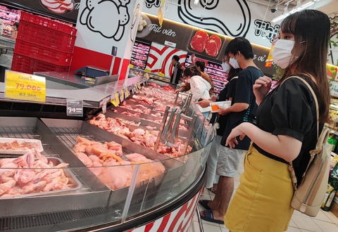 Thịt gà ê hề vẫn đua nhau nhập - Ảnh 1. Thịt gà ê hề vẫn đua nhau nhập - Ảnh 1.