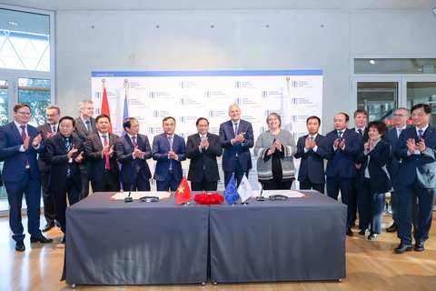 Thủ tướng đề nghị Ngân hàng Đầu tư châu Âu cấp vốn ưu đãi, phù hợp với thu nhập người dân Việt Nam - Ảnh 1. Thủ tướng đề nghị Ngân hàng Đầu tư châu Âu cấp vốn ưu đãi, phù hợp với thu nhập người dân Việt Nam - Ảnh 1.