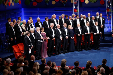 Lễ trao giải Nobel trở lại sang trọng, mời đủ người thắng giải ba năm - Ảnh 3. Lễ trao giải Nobel trở lại sang trọng, mời đủ người thắng giải ba năm - Ảnh 3.