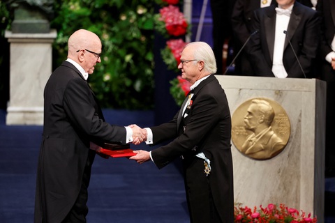 Lễ trao giải Nobel trở lại sang trọng, mời đủ người thắng giải ba năm - Ảnh 5. Lễ trao giải Nobel trở lại sang trọng, mời đủ người thắng giải ba năm - Ảnh 5.