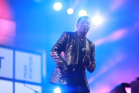 Màn song ca như nuốt đĩa của O Sen Ngọc Mai với huyền thoại âm nhạc Babyface - Ảnh 1. Màn song ca như nuốt đĩa của O Sen Ngọc Mai với huyền thoại âm nhạc Babyface - Ảnh 1.