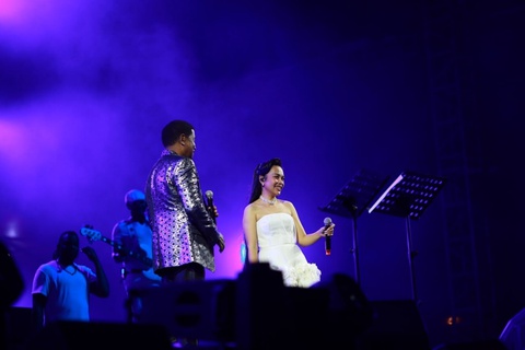 Màn song ca như nuốt đĩa của O Sen Ngọc Mai với huyền thoại âm nhạc Babyface - Ảnh 3. Màn song ca như nuốt đĩa của O Sen Ngọc Mai với huyền thoại âm nhạc Babyface - Ảnh 3.