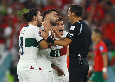 Bruno Fernandes nặng lời chỉ trích trọng tài đồng hương Messi sau khi bị loại - Ảnh 1. Bruno Fernandes nặng lời chỉ trích trọng tài đồng hương Messi sau khi bị loại - Ảnh 1.