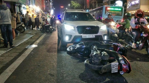 Tài xế ô tô quét 10 xe máy trên phố Bạch Mai có nồng độ cồn vượt mức kịch khung - Ảnh 2. Tài xế ô tô quét 10 xe máy trên phố Bạch Mai có nồng độ cồn vượt mức kịch khung - Ảnh 2.