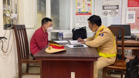 Tài xế ô tô quét 10 xe máy trên phố Bạch Mai có nồng độ cồn vượt mức kịch khung - Ảnh 1. Tài xế ô tô quét 10 xe máy trên phố Bạch Mai có nồng độ cồn vượt mức kịch khung - Ảnh 1.