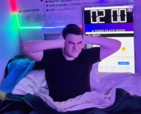Kiếm được gần 10 tỉ đồng chỉ nhờ livestream ngủ trước mặt người lạ - Ảnh 2. Kiếm được gần 10 tỉ đồng chỉ nhờ livestream ngủ trước mặt người lạ - Ảnh 2.