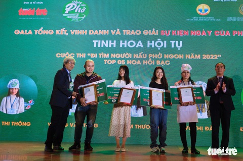 Hoa hồi bạc 2022 - Ảnh: NAM TRẦN Hoa hồi bạc 2022 - Ảnh: NAM TRẦN