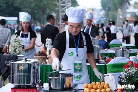 Gala Ngày của phở: Hàng chục gian hàng phục vụ hết công suất, khách xếp hàng chờ - Ảnh 12. Gala Ngày của phở: Hàng chục gian hàng phục vụ hết công suất, khách xếp hàng chờ - Ảnh 12.