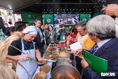 Chung kết Đi tìm người nấu phở ngon: từ miền núi phía Bắc tới miền Nam, có thí sinh từ Úc về thi - Ảnh 17. Chung kết Đi tìm người nấu phở ngon: từ miền núi phía Bắc tới miền Nam, có thí sinh từ Úc về thi - Ảnh 17.