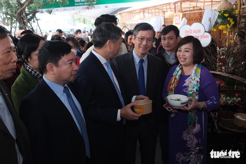 Gala Ngày của phở: Hàng chục gian hàng phục vụ hết công suất, khách xếp hàng chờ - Ảnh 24. Gala Ngày của phở: Hàng chục gian hàng phục vụ hết công suất, khách xếp hàng chờ - Ảnh 24.