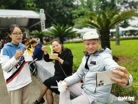 Gala Ngày của phở: Hàng chục gian hàng phục vụ hết công suất, khách xếp hàng chờ - Ảnh 17. Gala Ngày của phở: Hàng chục gian hàng phục vụ hết công suất, khách xếp hàng chờ - Ảnh 17.