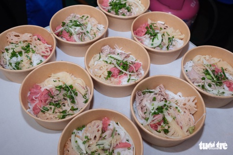 Gala Ngày của phở: Hàng chục gian hàng phục vụ hết công suất, khách xếp hàng chờ - Ảnh 32. Gala Ngày của phở: Hàng chục gian hàng phục vụ hết công suất, khách xếp hàng chờ - Ảnh 32.