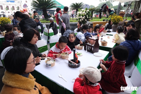 Gala Ngày của phở: Hàng chục gian hàng phục vụ hết công suất, khách xếp hàng chờ - Ảnh 29. Gala Ngày của phở: Hàng chục gian hàng phục vụ hết công suất, khách xếp hàng chờ - Ảnh 29.