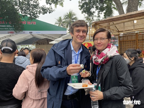 Gala Ngày của phở: Hàng chục gian hàng phục vụ hết công suất, khách xếp hàng chờ - Ảnh 16. Gala Ngày của phở: Hàng chục gian hàng phục vụ hết công suất, khách xếp hàng chờ - Ảnh 16.