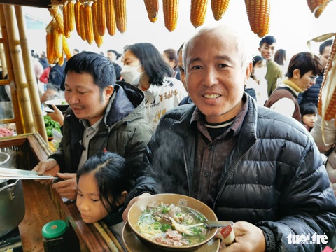 Gala Ngày của phở: Hàng chục gian hàng phục vụ hết công suất, khách xếp hàng chờ - Ảnh 25. Gala Ngày của phở: Hàng chục gian hàng phục vụ hết công suất, khách xếp hàng chờ - Ảnh 25.