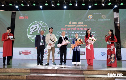 Gala Ngày của phở: Hàng chục gian hàng phục vụ hết công suất, khách xếp hàng chờ - Ảnh 35. Gala Ngày của phở: Hàng chục gian hàng phục vụ hết công suất, khách xếp hàng chờ - Ảnh 35.