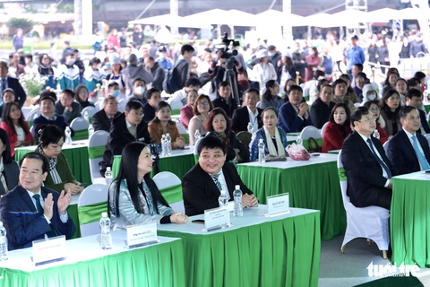 Gala Ngày của phở: Hàng chục gian hàng phục vụ hết công suất, khách xếp hàng chờ - Ảnh 2. Gala Ngày của phở: Hàng chục gian hàng phục vụ hết công suất, khách xếp hàng chờ - Ảnh 2.