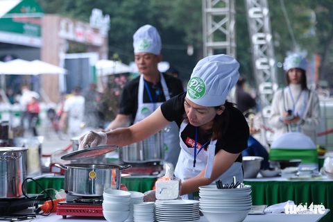Gala Ngày của phở: Hàng chục gian hàng phục vụ hết công suất, khách xếp hàng chờ - Ảnh 13. Gala Ngày của phở: Hàng chục gian hàng phục vụ hết công suất, khách xếp hàng chờ - Ảnh 13.