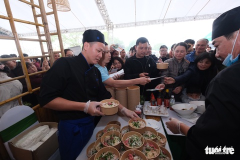 Gala Ngày của phở: Hàng chục gian hàng phục vụ hết công suất, khách xếp hàng chờ - Ảnh 34. Gala Ngày của phở: Hàng chục gian hàng phục vụ hết công suất, khách xếp hàng chờ - Ảnh 34.