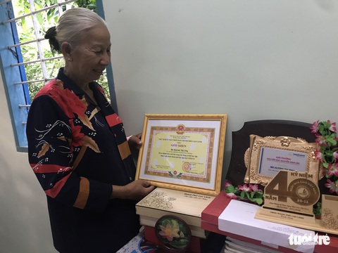 Cô giáo lấy bằng đại học thứ ba ở tuổi 70 - Ảnh 4. Cô giáo lấy bằng đại học thứ ba ở tuổi 70 - Ảnh 4.
