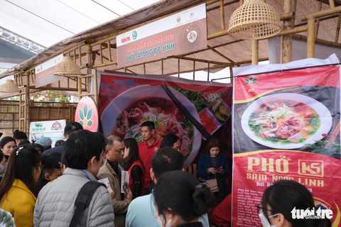 Gala Ngày của phở: Hàng chục gian hàng phục vụ hết công suất, khách xếp hàng chờ - Ảnh 20. Gala Ngày của phở: Hàng chục gian hàng phục vụ hết công suất, khách xếp hàng chờ - Ảnh 20.