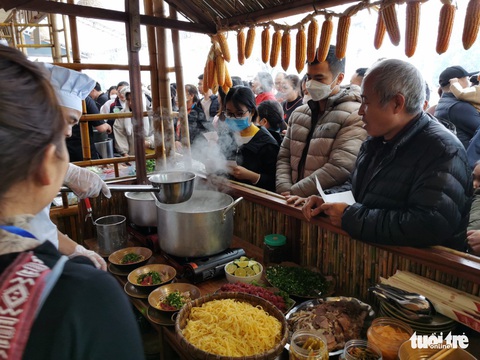 Gala Ngày của phở: Hàng chục gian hàng phục vụ hết công suất, khách xếp hàng chờ - Ảnh 26. Gala Ngày của phở: Hàng chục gian hàng phục vụ hết công suất, khách xếp hàng chờ - Ảnh 26.
