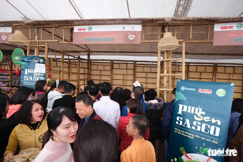 Gala Ngày của phở: Hàng chục gian hàng phục vụ hết công suất, khách xếp hàng chờ - Ảnh 18. Gala Ngày của phở: Hàng chục gian hàng phục vụ hết công suất, khách xếp hàng chờ - Ảnh 18.
