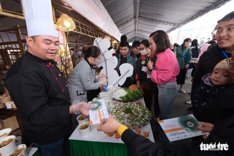 Gala Ngày của phở: Hàng chục gian hàng phục vụ hết công suất, khách xếp hàng chờ - Ảnh 31. Gala Ngày của phở: Hàng chục gian hàng phục vụ hết công suất, khách xếp hàng chờ - Ảnh 31.