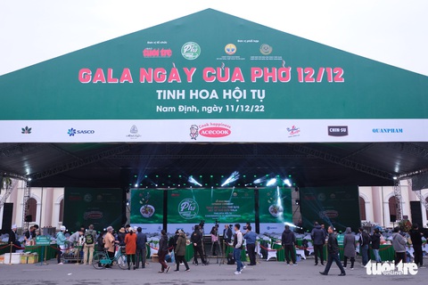 Gala Ngày của phở: Hàng chục gian hàng phục vụ hết công suất, khách xếp hàng chờ - Ảnh 8. Gala Ngày của phở: Hàng chục gian hàng phục vụ hết công suất, khách xếp hàng chờ - Ảnh 8.