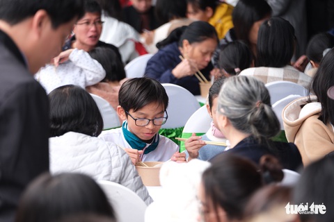 Gala Ngày của phở: Hàng chục gian hàng phục vụ hết công suất, khách xếp hàng chờ - Ảnh 30. Gala Ngày của phở: Hàng chục gian hàng phục vụ hết công suất, khách xếp hàng chờ - Ảnh 30.