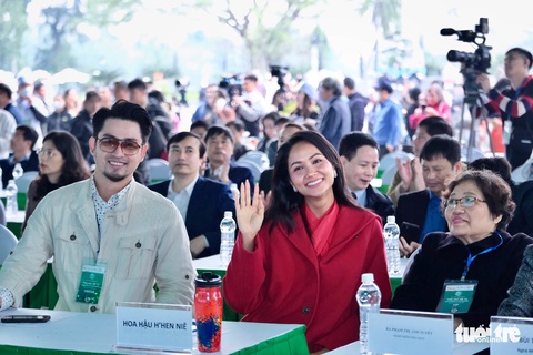 Gala Ngày của phở: Hàng chục gian hàng phục vụ hết công suất, khách xếp hàng chờ - Ảnh 14. Gala Ngày của phở: Hàng chục gian hàng phục vụ hết công suất, khách xếp hàng chờ - Ảnh 14.