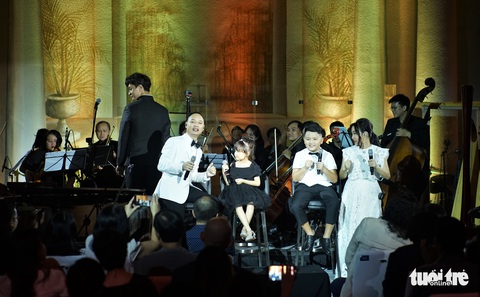 Nguyễn Hải Phong bên Phan Mạnh Quỳnh và TDK trong live show Nghe gió kể - Ảnh 5. Nguyễn Hải Phong bên Phan Mạnh Quỳnh và TDK trong live show Nghe gió kể - Ảnh 5.