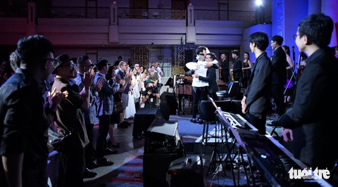 Nguyễn Hải Phong bên Phan Mạnh Quỳnh và TDK trong live show Nghe gió kể - Ảnh 2. Nguyễn Hải Phong bên Phan Mạnh Quỳnh và TDK trong live show Nghe gió kể - Ảnh 2.