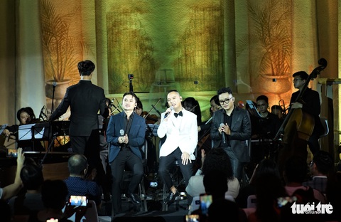 Nguyễn Hải Phong bên Phan Mạnh Quỳnh và TDK trong live show Nghe gió kể - Ảnh 6. Nguyễn Hải Phong bên Phan Mạnh Quỳnh và TDK trong live show Nghe gió kể - Ảnh 6.