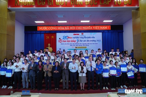Biết được nhận học bổng Tiếp sức đến trường, hai anh em đã ôm nhau nhảy cẫng - Ảnh 1. Biết được nhận học bổng Tiếp sức đến trường, hai anh em đã ôm nhau nhảy cẫng - Ảnh 1.