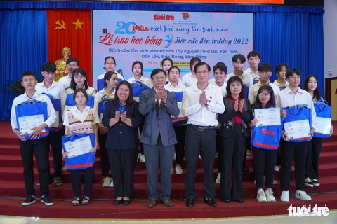 Biết được nhận học bổng Tiếp sức đến trường, hai anh em đã ôm nhau nhảy cẫng - Ảnh 16. Biết được nhận học bổng Tiếp sức đến trường, hai anh em đã ôm nhau nhảy cẫng - Ảnh 16.