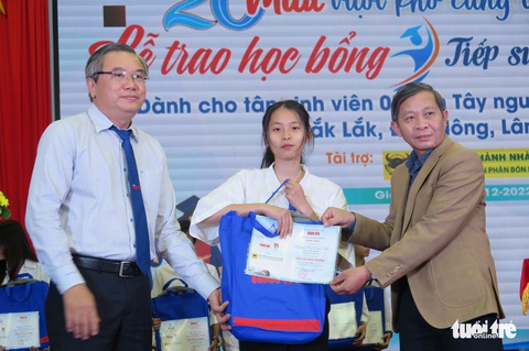 Biết được nhận học bổng Tiếp sức đến trường, hai anh em đã ôm nhau nhảy cẫng - Ảnh 14. Biết được nhận học bổng Tiếp sức đến trường, hai anh em đã ôm nhau nhảy cẫng - Ảnh 14.