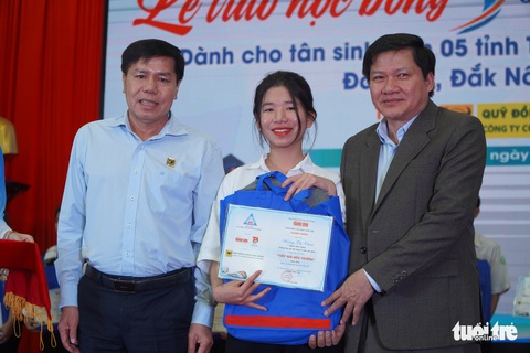 Biết được nhận học bổng Tiếp sức đến trường, hai anh em đã ôm nhau nhảy cẫng - Ảnh 2. Biết được nhận học bổng Tiếp sức đến trường, hai anh em đã ôm nhau nhảy cẫng - Ảnh 2.