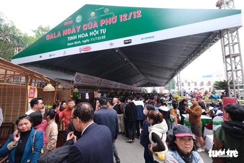 Gala Ngày của phở: Hàng chục gian hàng phục vụ hết công suất, khách xếp hàng chờ - Ảnh 27. Gala Ngày của phở: Hàng chục gian hàng phục vụ hết công suất, khách xếp hàng chờ - Ảnh 27.